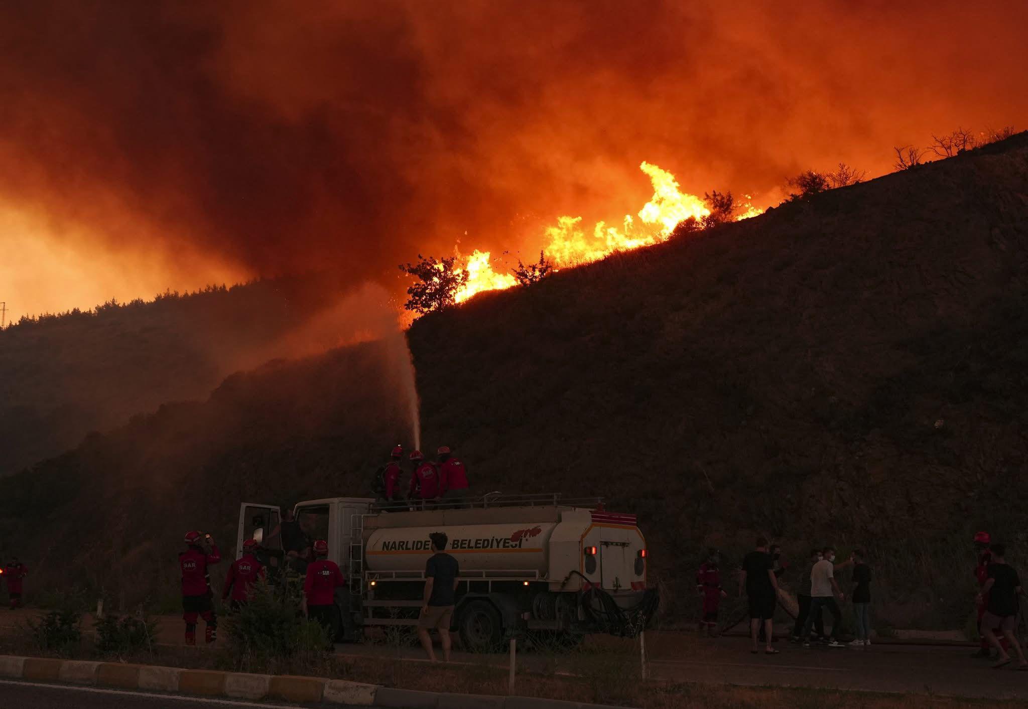 İzmir’in Ödemiş ilçesinde çıkan orman yangınına müdahale sürerken, SAR (Search