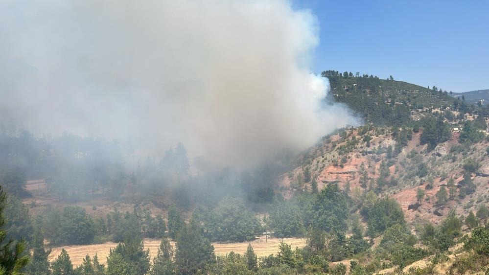 Denizli’nin Acıpayam ilçesine bağlı Sandalcık Mahallesi’nde bir evde çıkan yangın,