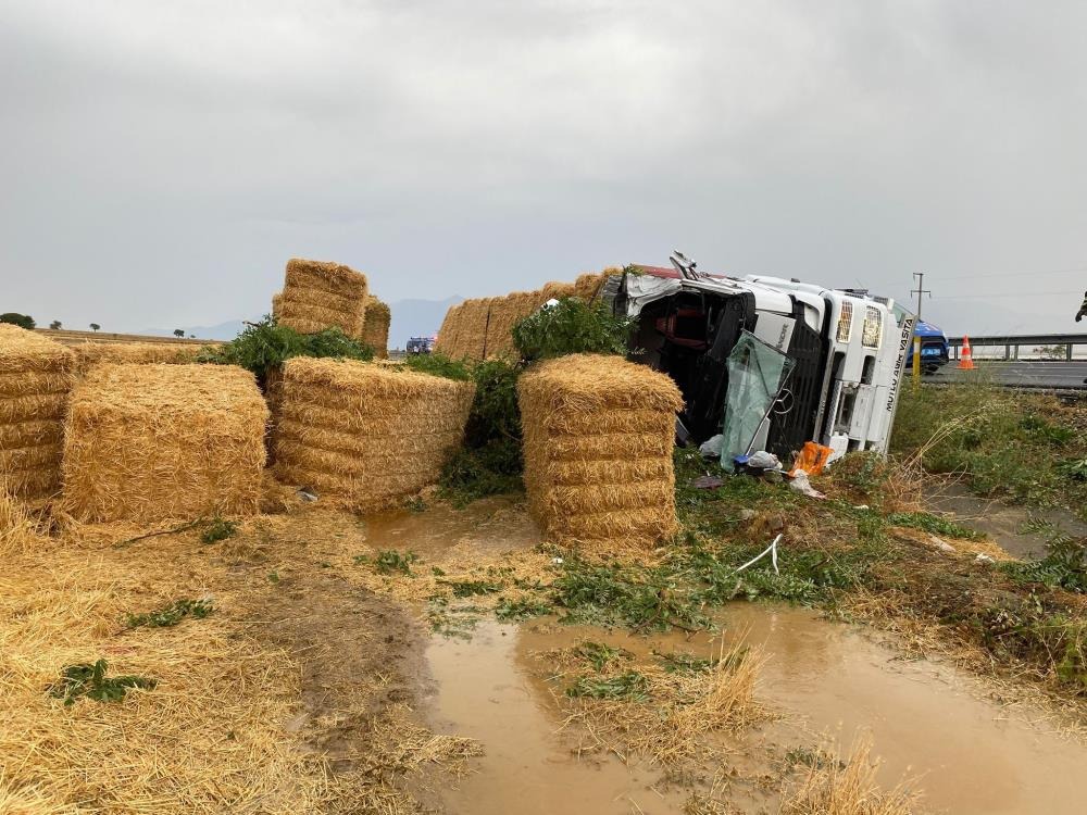 Denizli’nin Çardak ilçesinde meydana gelen trafik kazasında, saman yüklü bir