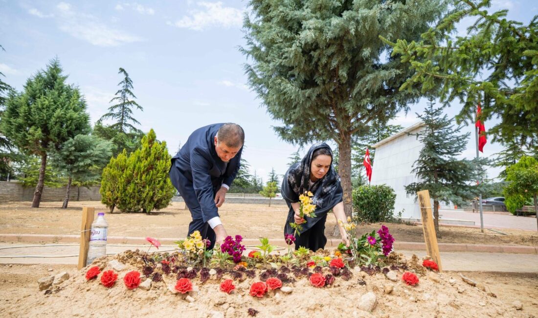İzmir Büyükşehir Belediye Başkanı Dr. Cemil Tugay ve eşi Öznur