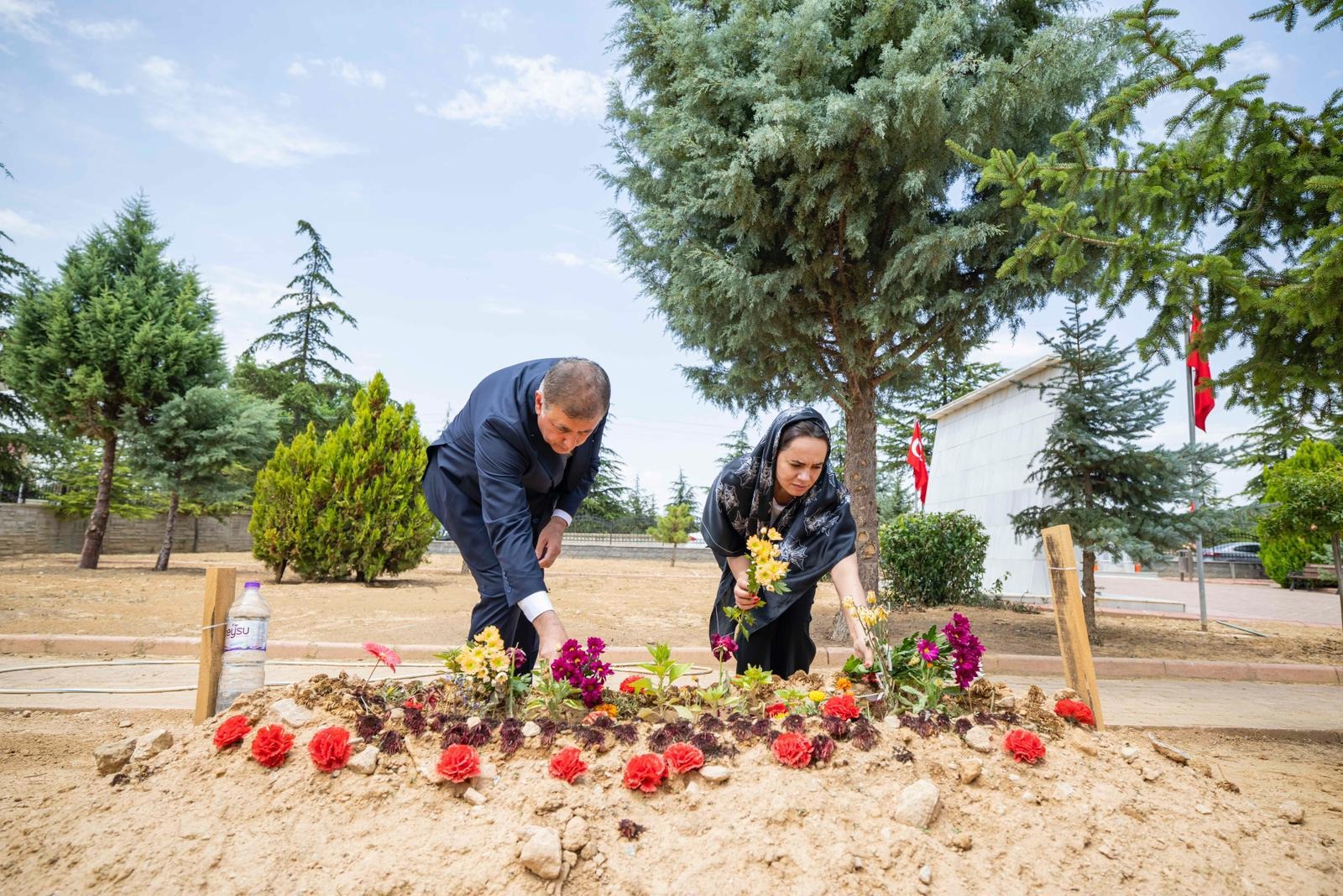 İzmir Büyükşehir Belediye Başkanı Dr. Cemil Tugay ve eşi Öznur