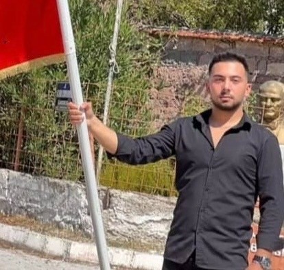 İzmir’in Dikili ilçesinde bir gezi teknesinde çalışan 20 yaşındaki Muhammet