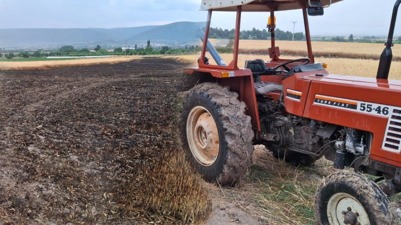 Denizli’nin Kale ilçesine bağlı Karaköy Mahallesi’nde, yıldırım nedeniyle çıkan yangın