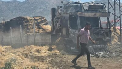 Afyonkarahisar’ın Şuhut ilçesinde saman yüklü bir tır, sarkan elektrik tellerine