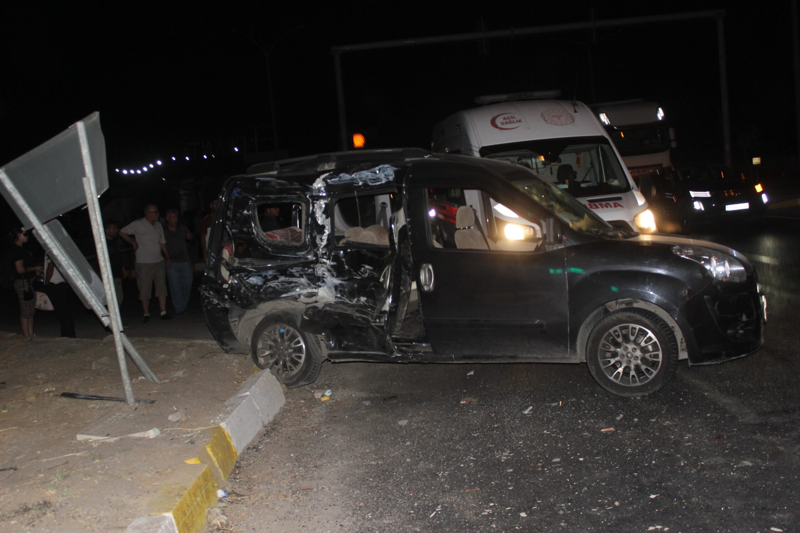 Manisa’nın Salihli ilçesinde kamyon ile kamyonetin çarpışması sonucu meydana gelen