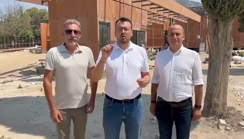 Denizli’nin gözbebeği Pamukkale’de, yaz sezonunun tam ortasında başlatılan inşaat çalışmaları
