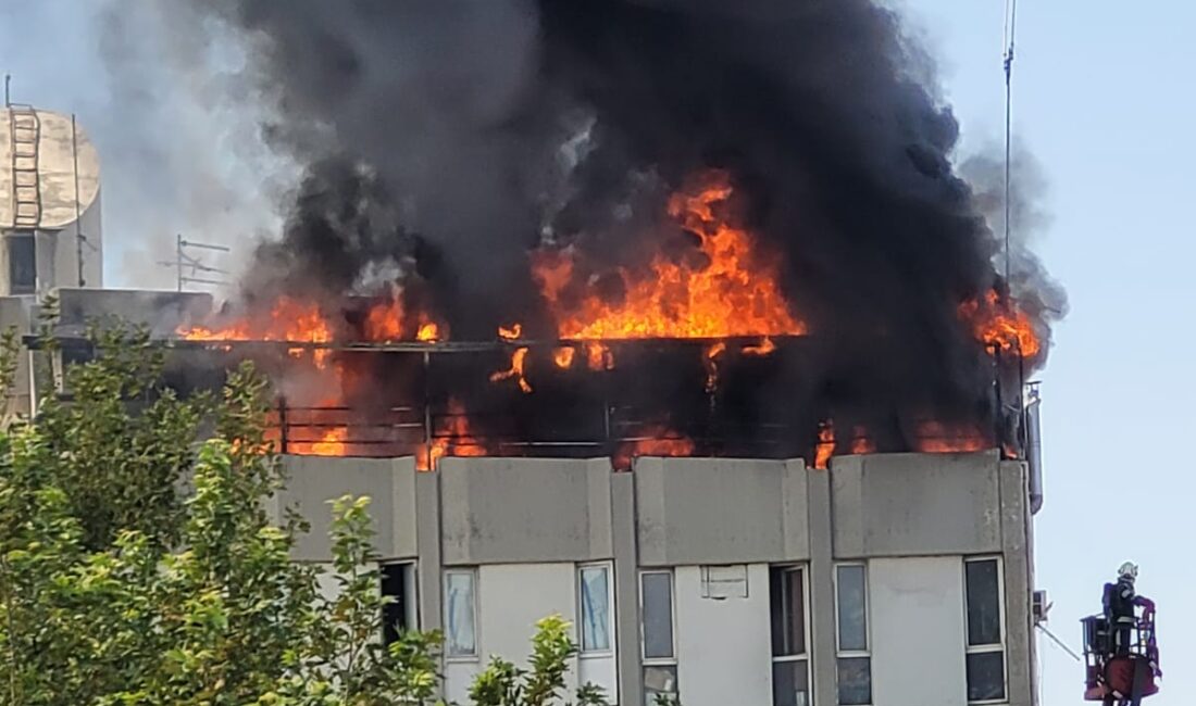 Denizli’nin en işlek ve tarihi çarşılarından Babadağlılar Çarşısı’nda öğle saatlerinde