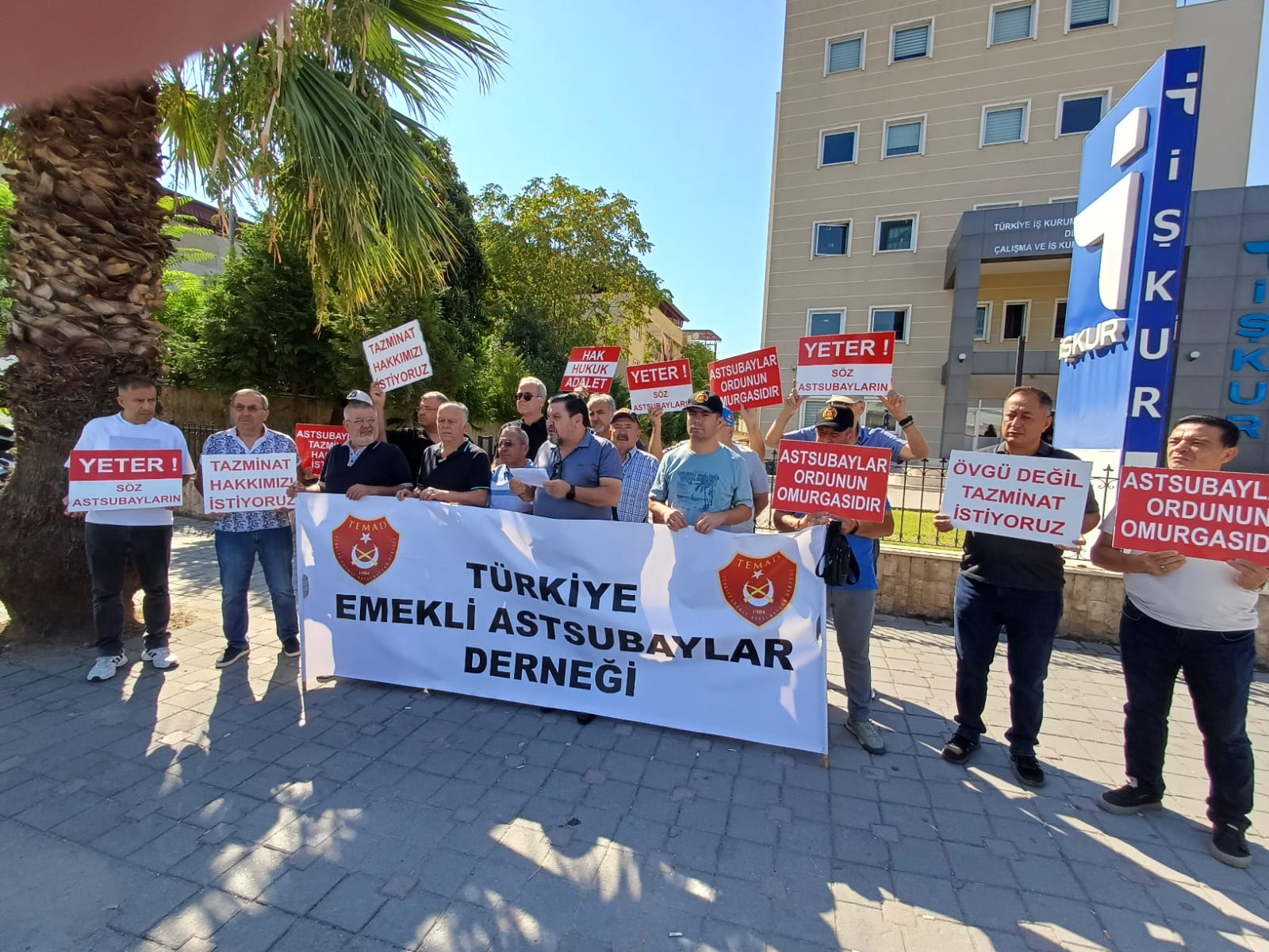 Türkiye Emekli Astsubaylar Derneği (TEMAD) Denizli Şubesi üyeleri, artan hayat