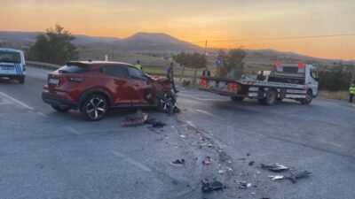 Afyonkarahisar’ın Bayat ilçesinde otomobilin tıra çarpıştığı kazada aynı aileden 4