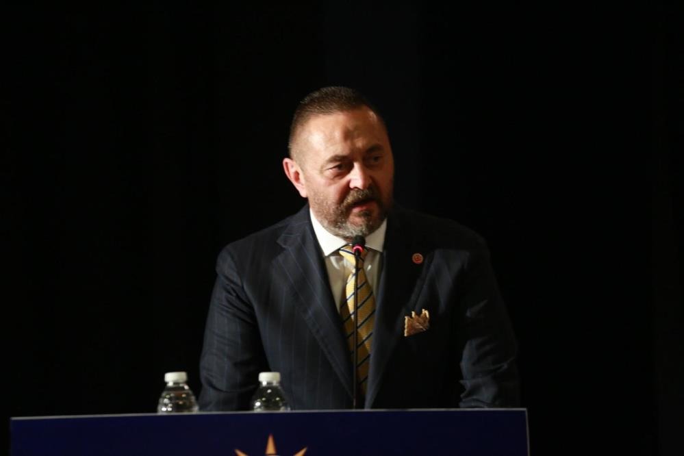 Karşıyaka Belediyesi’nde mali kriz nedeniyle işçi maaşlarının gecikmesi ve memurların