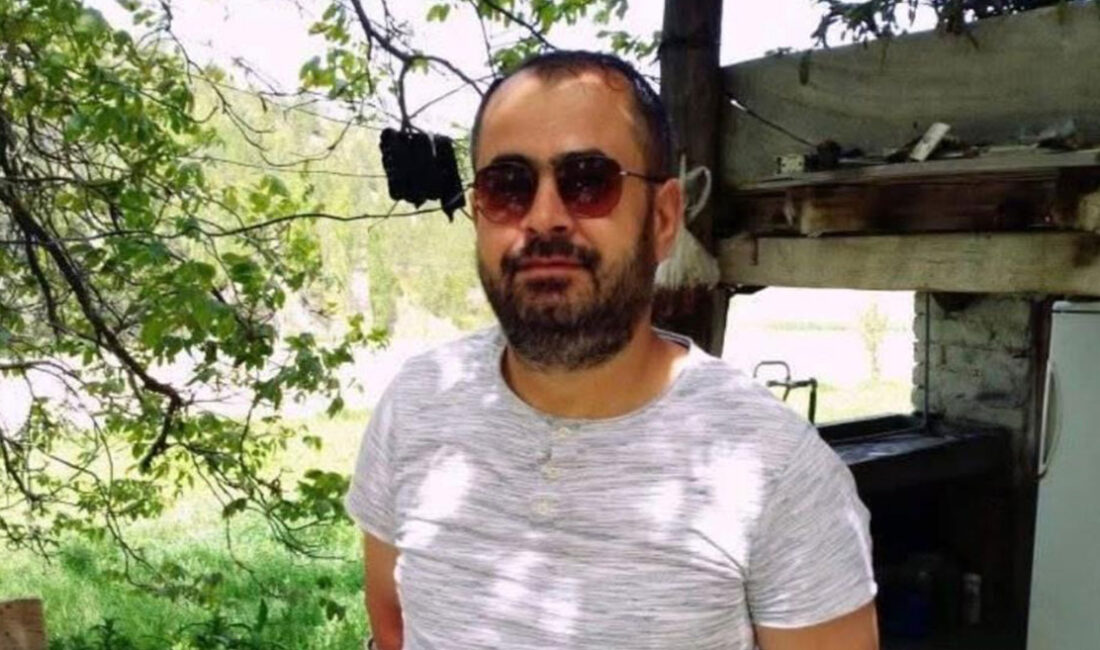 Denizli’nin Pamukkale ilçesinde işe gitmek üzere servis bekleyen bir işçi,