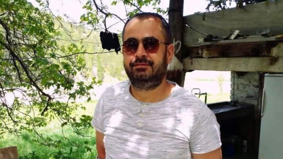 Denizli’nin Pamukkale ilçesinde işe gitmek üzere servis bekleyen bir işçi,