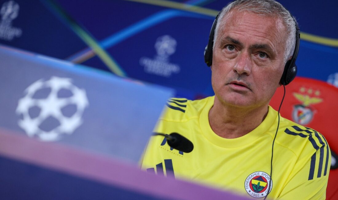 Fenerbahçe, Portekizli teknik direktör Jose Mourinho ile yollarını ayırdı. Sarı-lacivertli