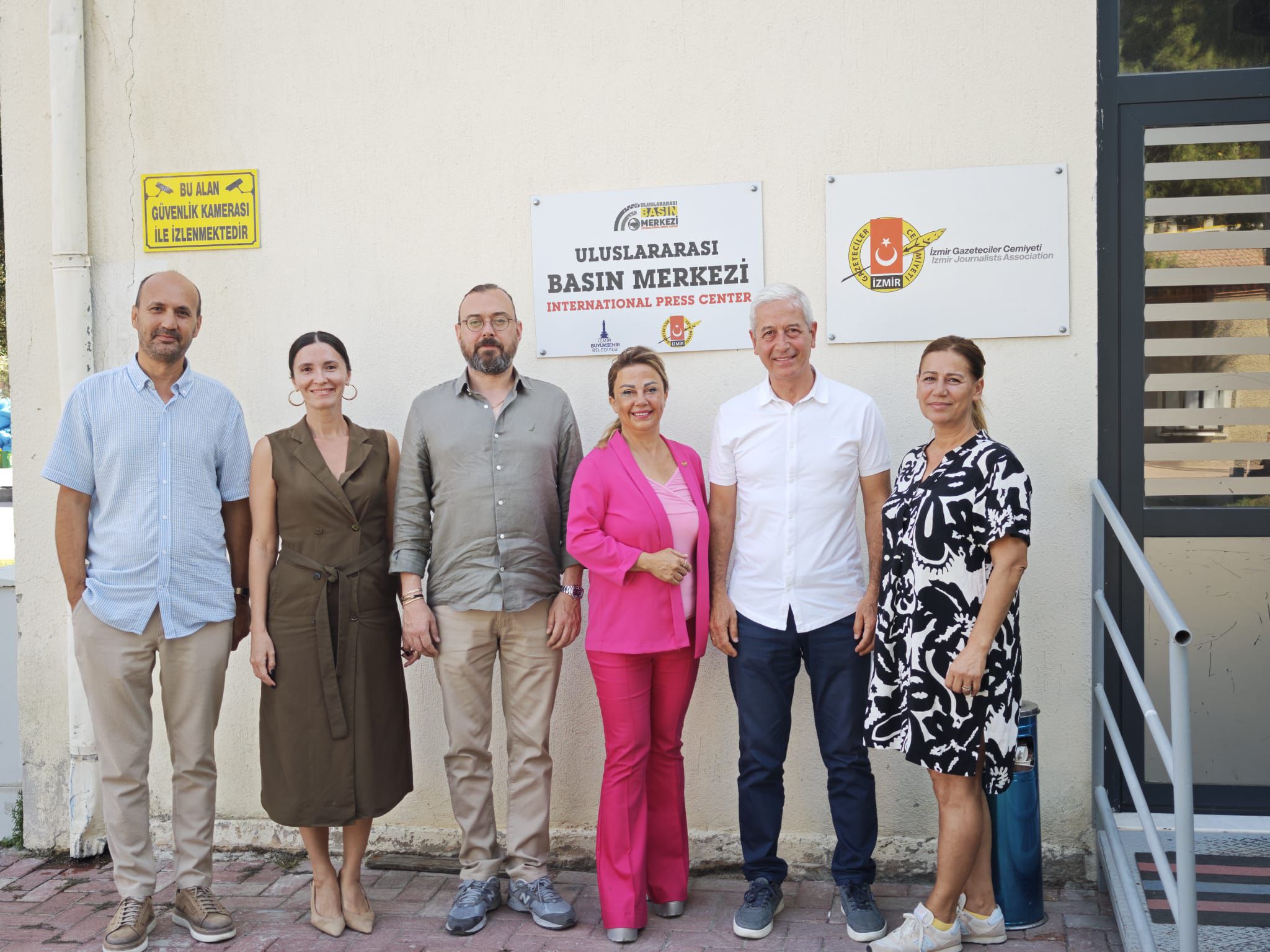 İzmir Reklamcılar Derneği Başkanı Turusan Çiner, Dernek Genel Sekreteri Elif