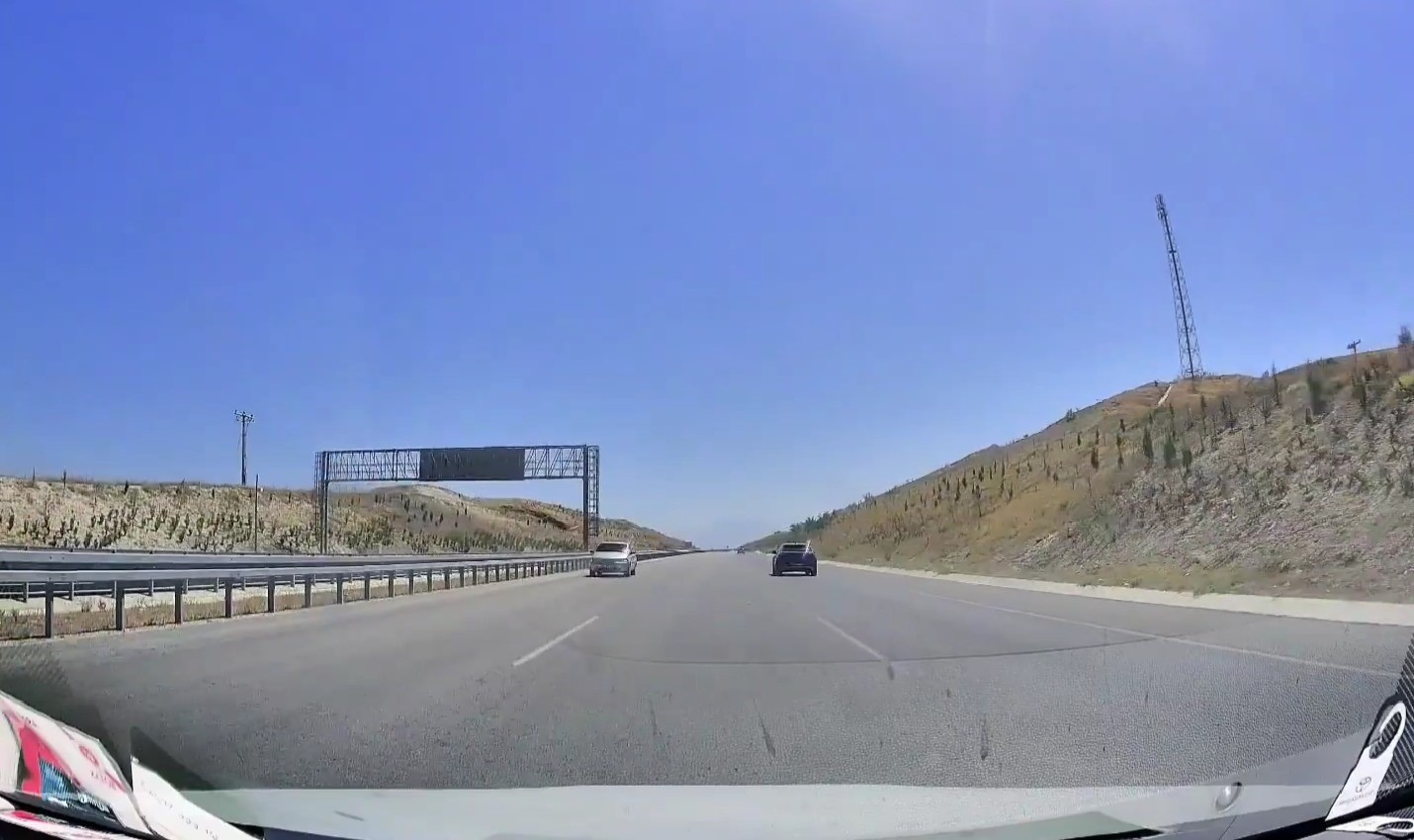 Denizli-Aydın Otoyolu’nda trafiği tehlikeye atan ilginç bir olay meydana geldi.