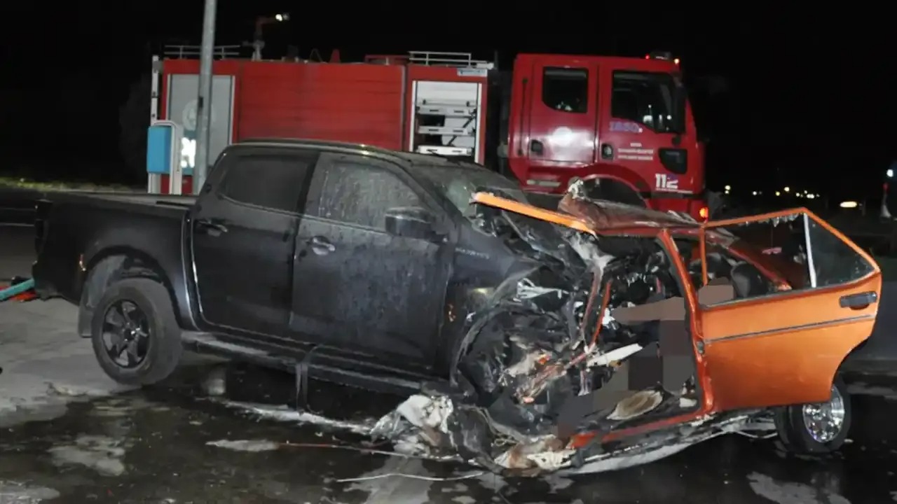 Manisa’nın Salihli ilçesinde meydana gelen trafik kazasında otomobil ile kamyonetin