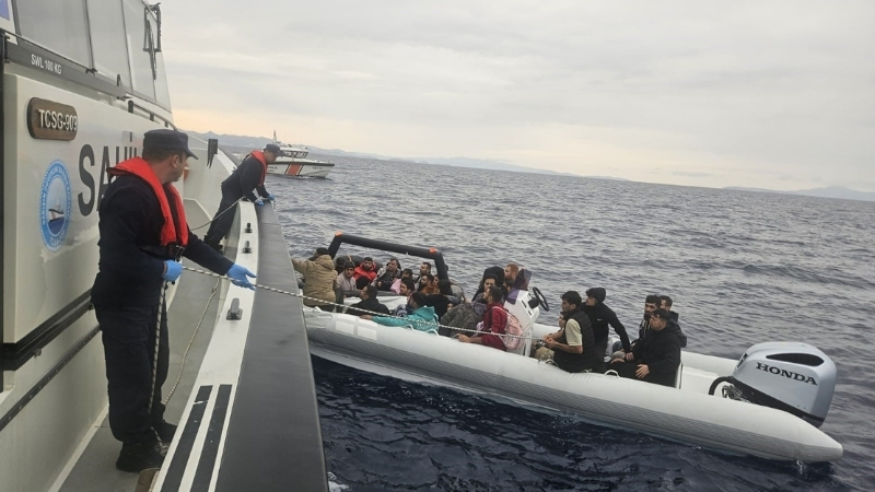 Aydın'ın Didim ilçesi açıklarında Yunanistan tarafından geri itilen 9'u çocuk