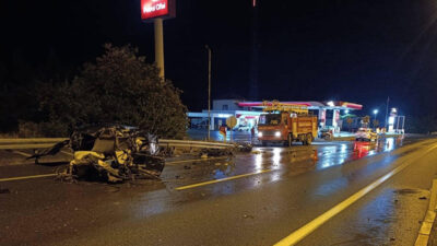 Afyonkarahisar’da kontrolden çıkan tırın çarptığı ve parçalanan Tofaş otomobilde 1