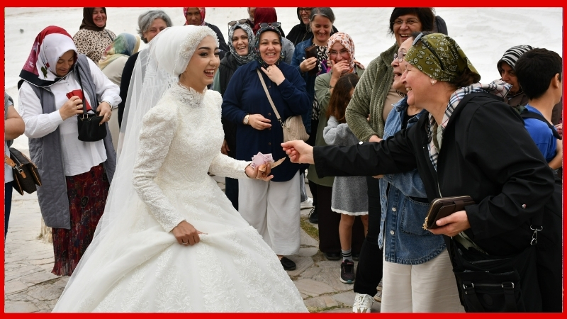 Denizli'de geçen yıl evlenen çift, düğün fotoğraflarını beğenmeyince Pamukkale travertenlerinde