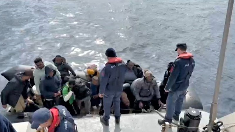 İzmir açıklarında yasa dışı yollarla yurt dışına çıkmaya çalışan 66