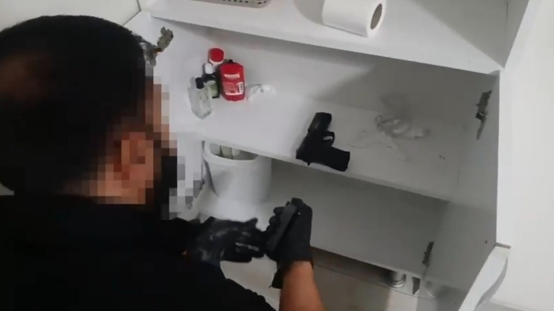  İzmir'de kent genelinde polis ekipleri tarafından, hakkında kesinleşmiş hapis