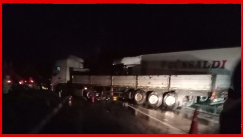 Denizli’nin Buldan ilçesinde yağış nedeniyle kontrolden çıkan tır şarampole devrilirken,