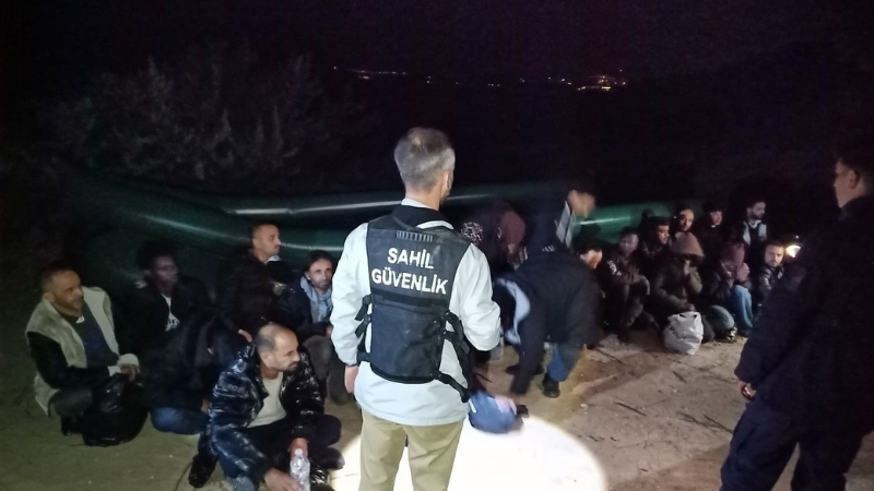 İzmir açıklarında Sahil Güvenlik ekiplerince yapılan iki ayrı operasyonda, Yunan