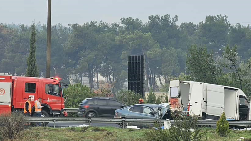 İzmir’in Buca ilçesinde, lastiği patlayan bir araca ve yardım için