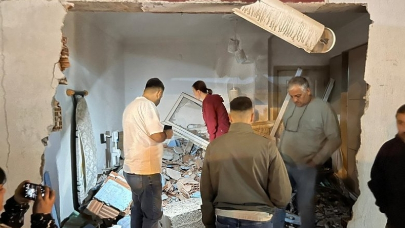 Bayraklı’da freni boşalan kamyon bir apartmanın giriş katındaki daireye girdi.
