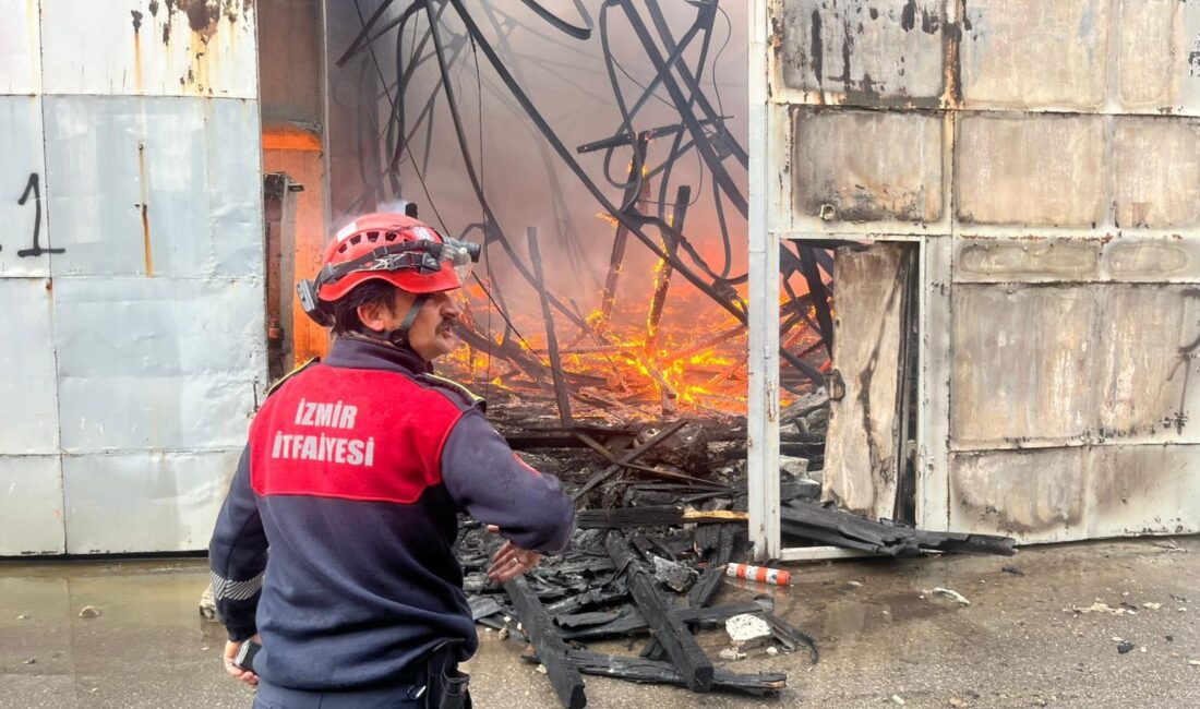 İzmir’in Bornova ilçesinde bir depoda çıkan yangın, İzmir Büyükşehir Belediyesi