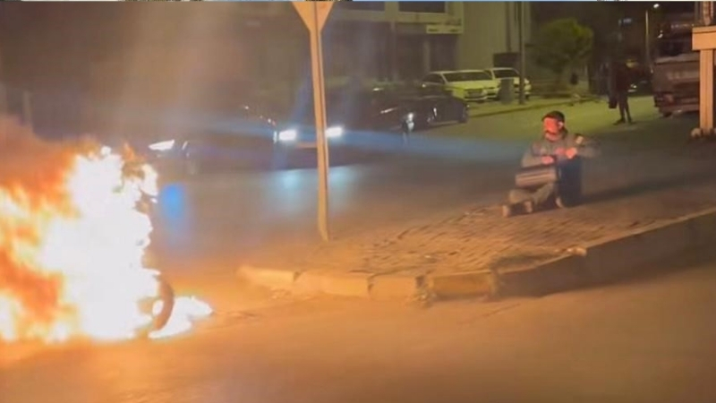 Denizli'de arıza yapan elektrikli motosikletini çalıştıramayan sürücü, aracını yolun ortasında