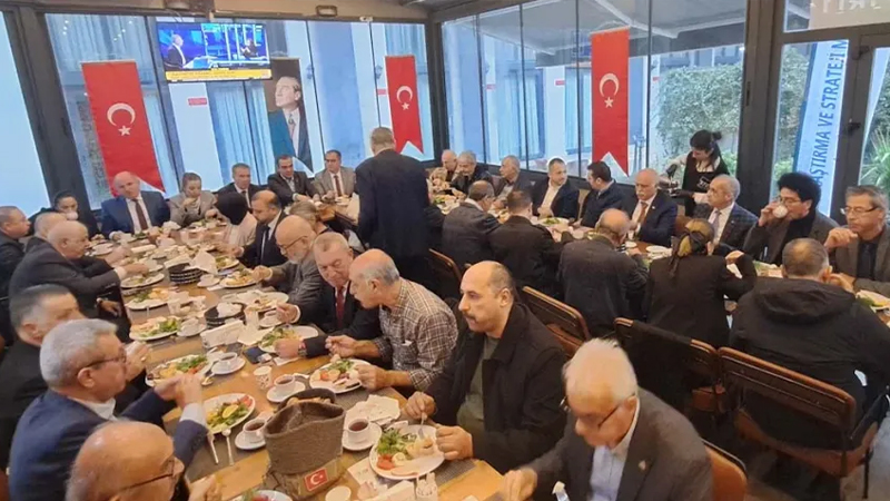 AVAZ Araştırma ve Strateji Merkezi Derneği İzmir Şubesi’nin düzenlediği toplantıda