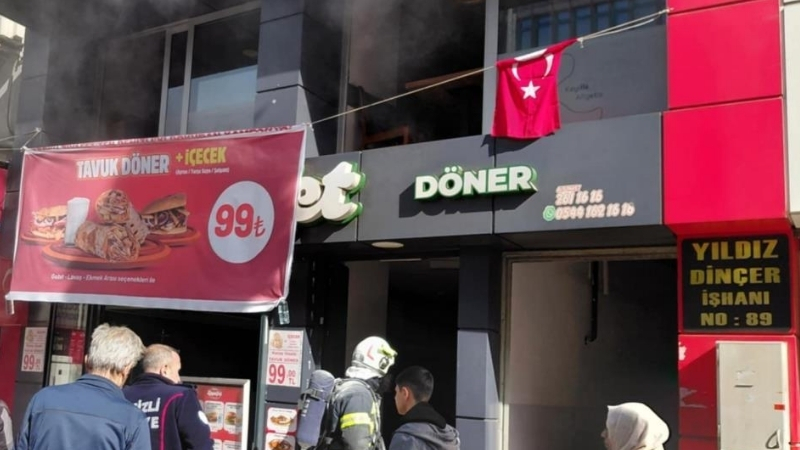 Denizli’nin Pamukkale ilçesinde bir döner zincirinde çıkan yangın paniğe neden