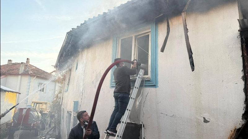 Kütahya’nın Hisarcık ilçesi Şeyhler köyünde çıkan yangında iki ev ve