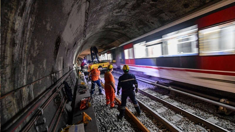 İzmir’de kent içi ulaşımın ana damarlarından birini oluşturan metro hattında