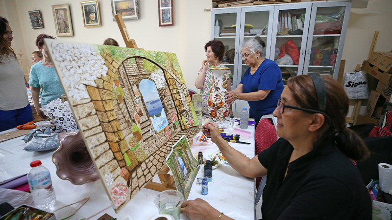 Karşıyaka Belediyesi’nin kadınlara yönelik kursları, yaklaşık 300 kadına meslek edinme