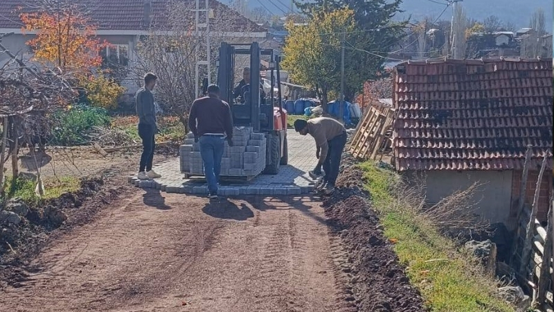 Çameli Belediyesi Kalınkoz Mahallesi'nde kilit parke taşı döşeme çalışmaları aralıksız