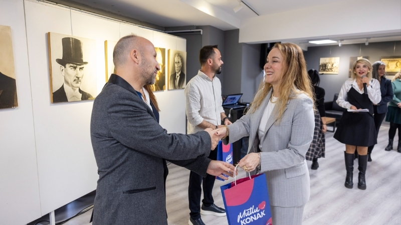 Konak Belediye Başkanı Nilüfer Çınarlı Mutlu, Öğretmenler Günü dolayısıyla belediye