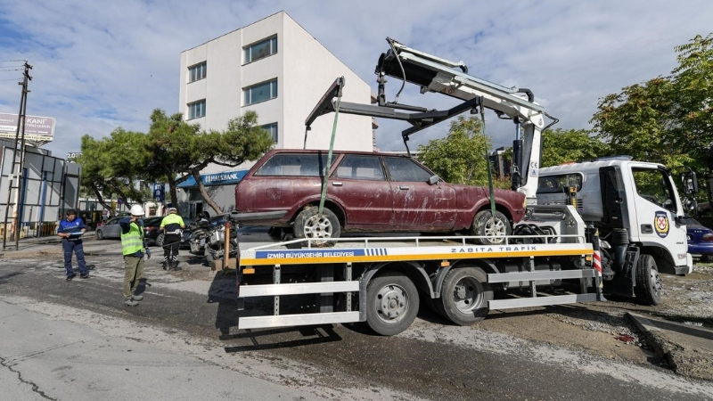 Türkiye’de ilk kez İzmir'de kurulan Hurda Araç Merkezi, kentin çeşitli