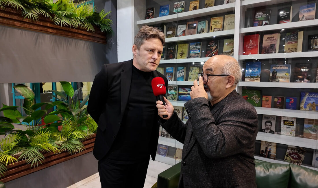 Denizli Kitap Fuarı’nda Ege Yön TV mikrofonlarına konuşan ünlü müzisyen