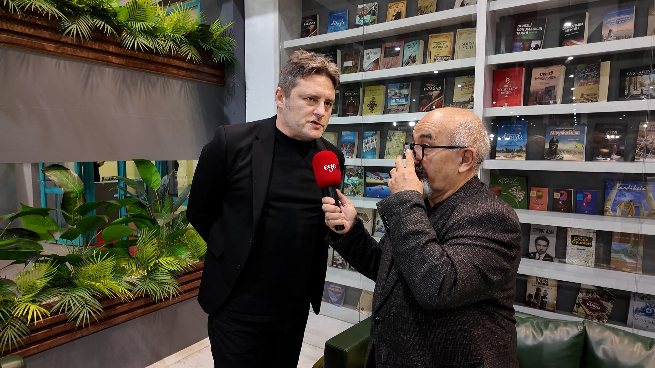 Denizli Kitap Fuarı’nda Ege Yön TV mikrofonlarına konuşan ünlü müzisyen