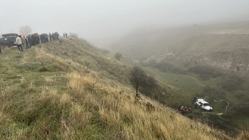 Denizli’nin Pamukkale ilçesi Karahayıt Mahallesi’nde meydana gelen korkunç kazada, uçurumdan