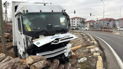 Afyonkarahisar’ın Bolvadin ilçesinde kontrolden çıkan bir tır, yol kenarında bulunan