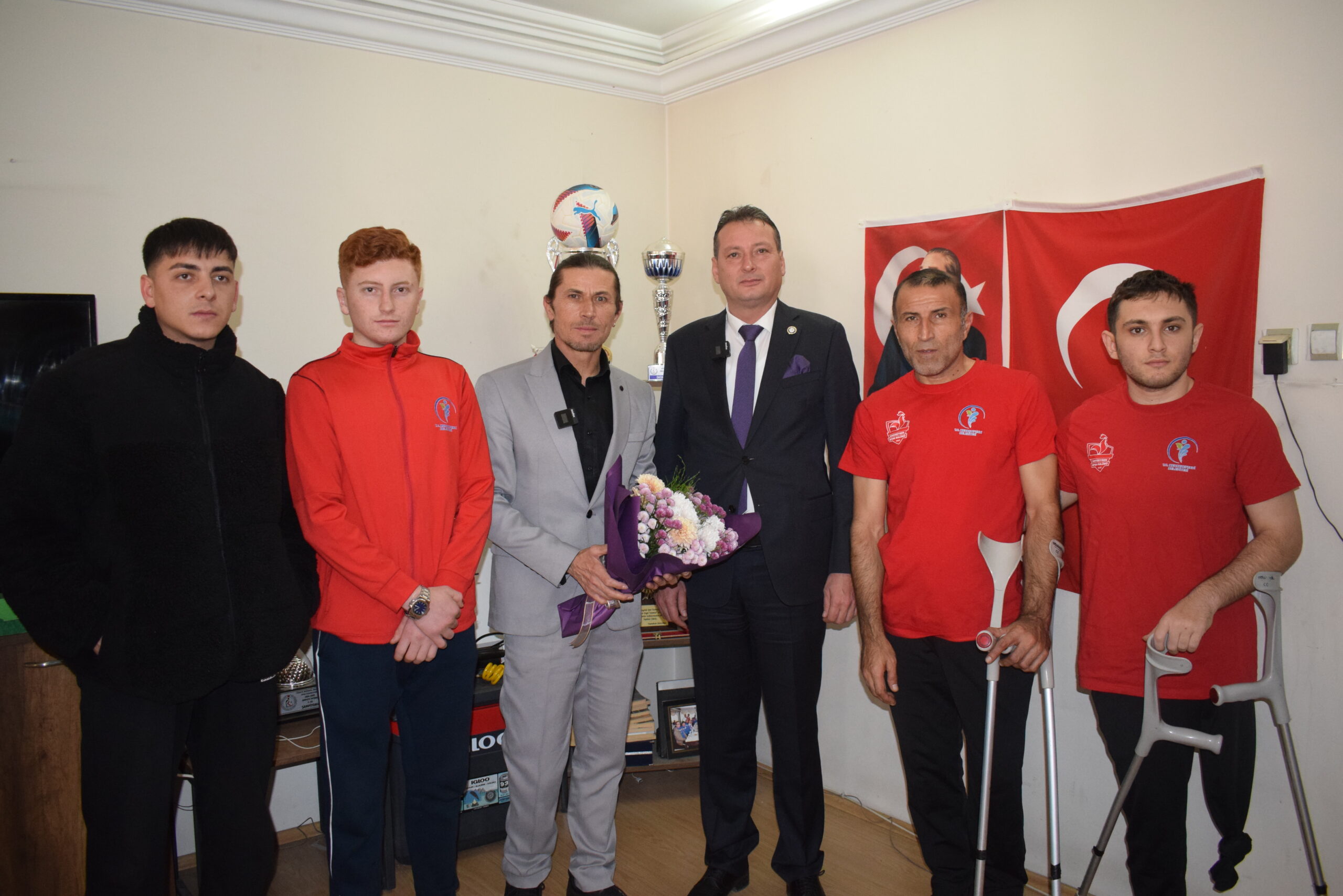 Denizli Anahtar Parti İl Başkanı Hakan Saruhan, yönetim kurulu üyeleri