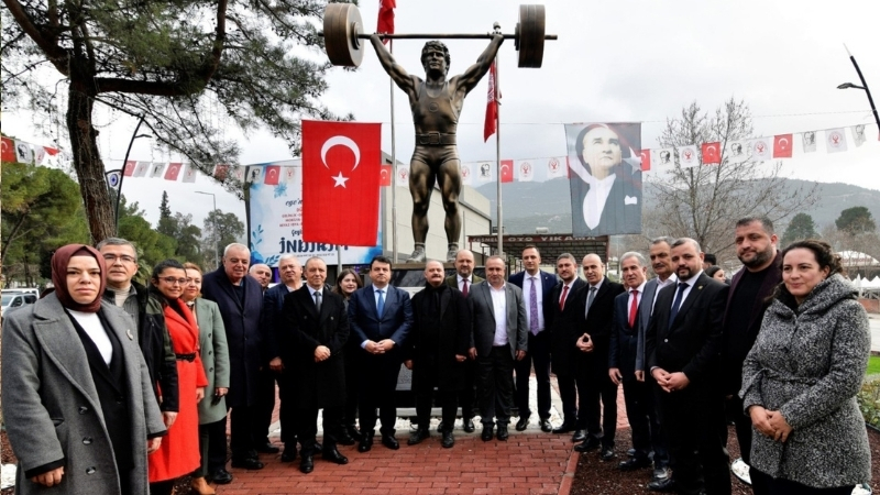 Naim Süleymanoğlu’nun doğum gününde Bornova Pınar Caddesi'nde açılan heykel, hafızalara