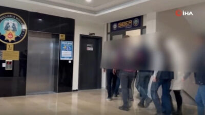 Yapay zekâ teknolojisini kullanarak devlet büyükleri ve tanınmış isimlerin görüntülerinin