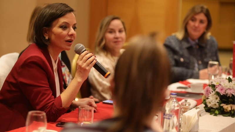 Karabağlar Belediye Başkanı Helil Kınay, İzmir İş Kadınları Derneği’nin (İZİKAD)