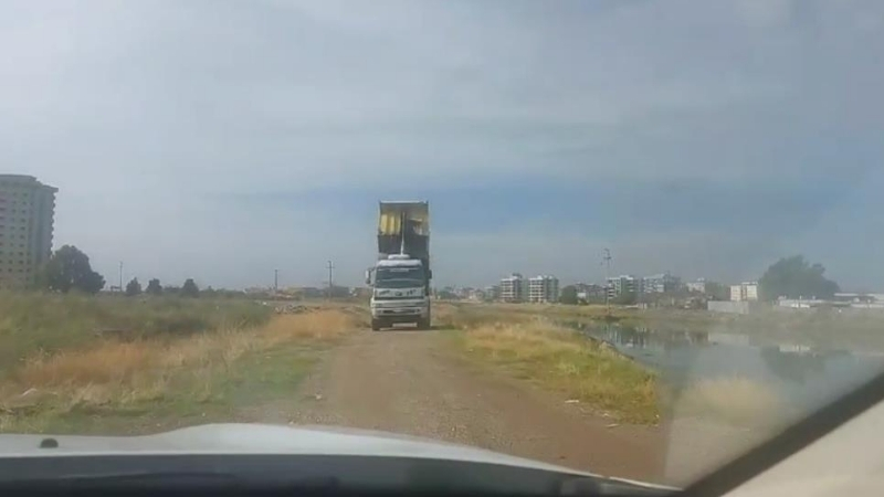 İzmir’de polis ekiplerinin uygulama noktasında durdurduğu bir sürücü, kimlik ibraz