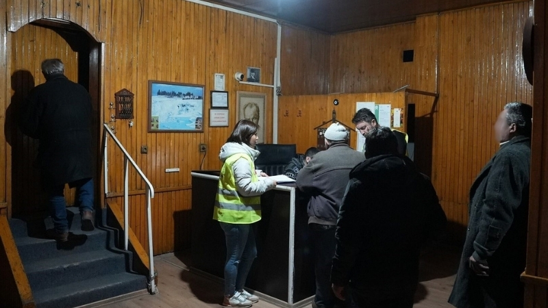 Dondurucu soğuklarda sokaklarda yaşam mücadelesi veren vatandaşları unutmayan Denizli Büyükşehir