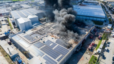 Manisa’nın Akhisar ilçesinde bulunan bir şekerleme fabrikasında çıkan yangın dronla